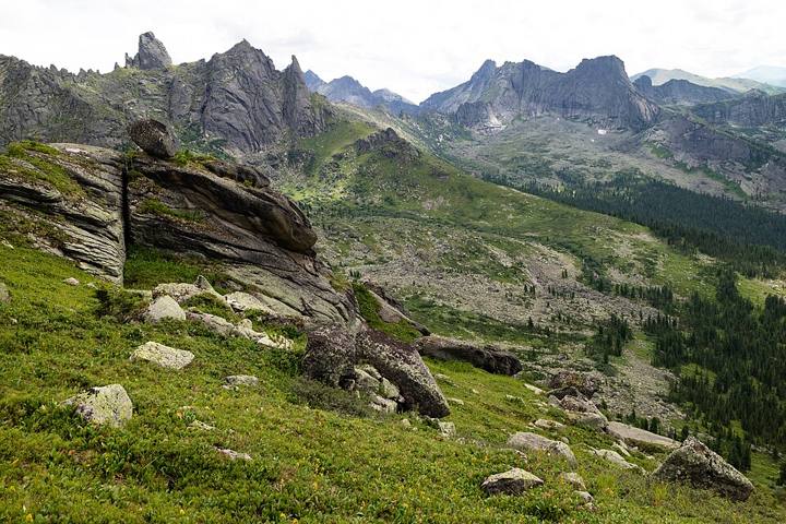 Vale de origem glacial nos montes Saian, na Sibéria