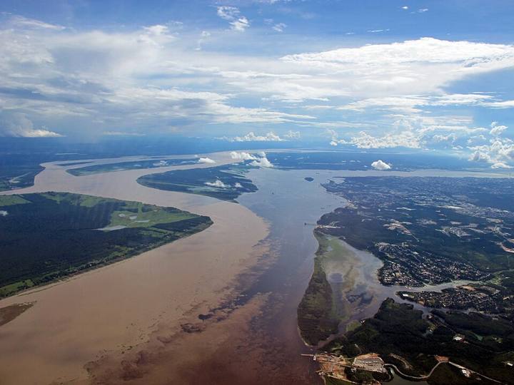 Vista aérea do Encontro das Águas, perto de Manaus: rio Negro (escuro) e rio Solimões (barrento)