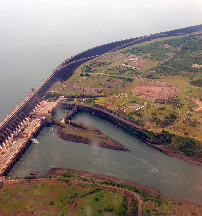 Vista aérea da barragem de Itaipu, no rio Paraná