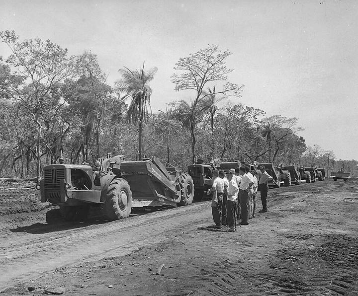 Máquinas abrindo a Rodovia Belém-Brasília, fim dos anos 1950