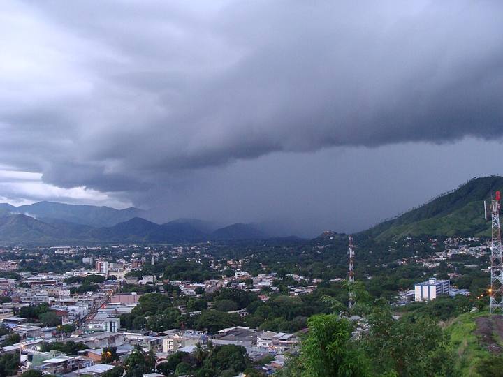 Nuvens carregadas se formando sobre montanhas que barram o ar úmido