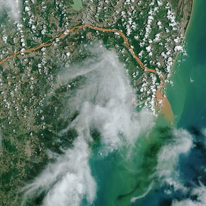 Imagem de satélite da lama de rejeitos chegando ao mar, no litoral do Espírito Santo, em 2015