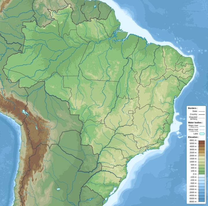 Mapa do relevo do Brasil: tons de verde nas áreas baixas e de marrom nas mais altas (legenda em metros)