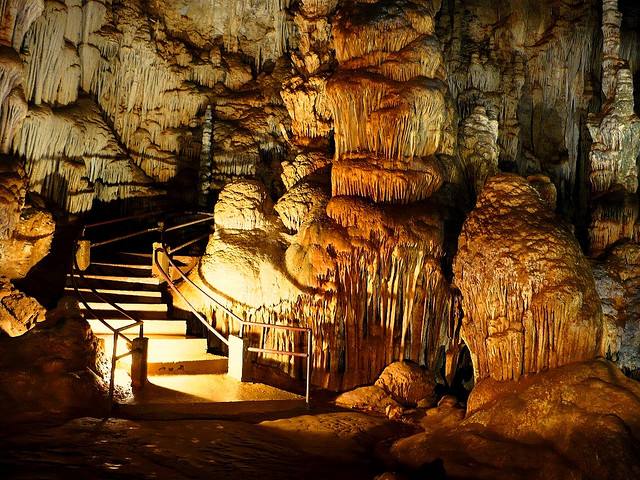 Interior da Caverna do Diabo, em Eldorado (SP), área de rochas calcárias