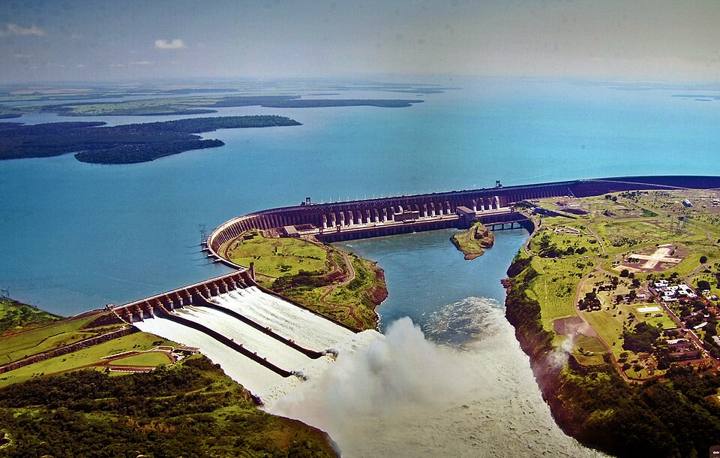 Usina Hidrelétrica de Itaipu, no rio Paraná, e seu reservatório