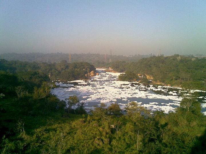 Espuma de poluição sobre o rio Tietê, em Salto (SP)