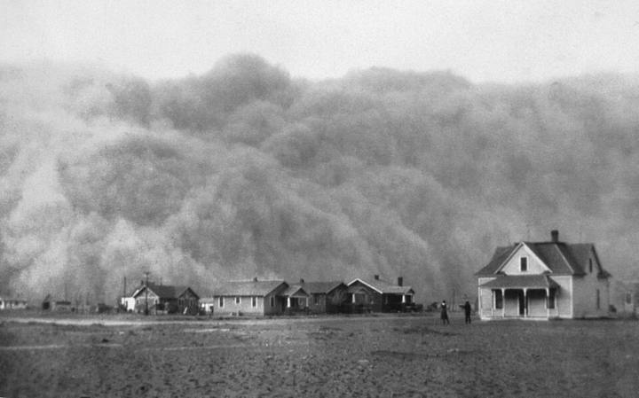 Tempestade de poeira se aproximando de Stratford, no Texas, em 1935, durante o Dust Bowl