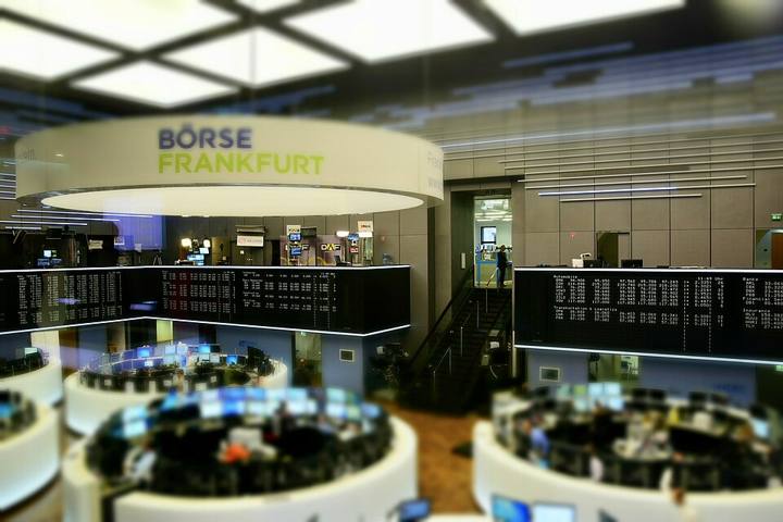 Painel de cotações na Bolsa de Valores de Frankfurt