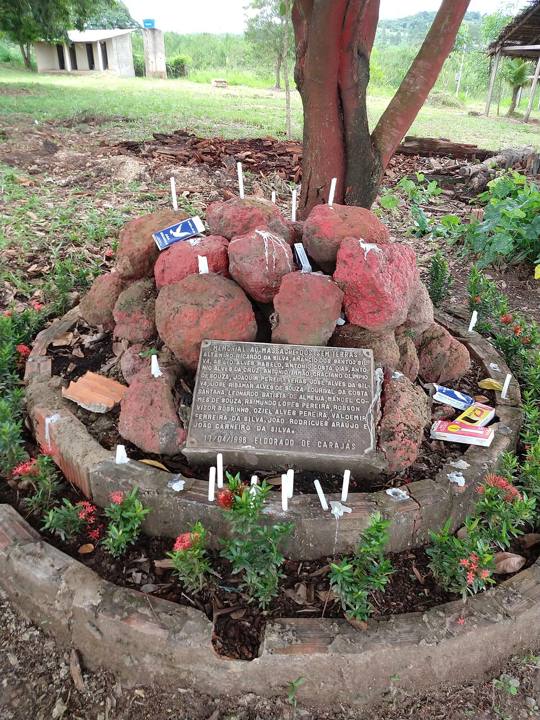 Placa com os nomes dos trabalhadores sem-terra mortos em Eldorado dos Carajás (PA)