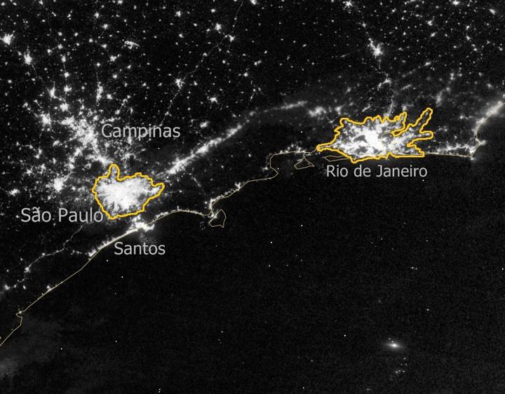 Imagem noturna de satélite com as luzes das manchas urbanas de São Paulo e do Rio de Janeiro