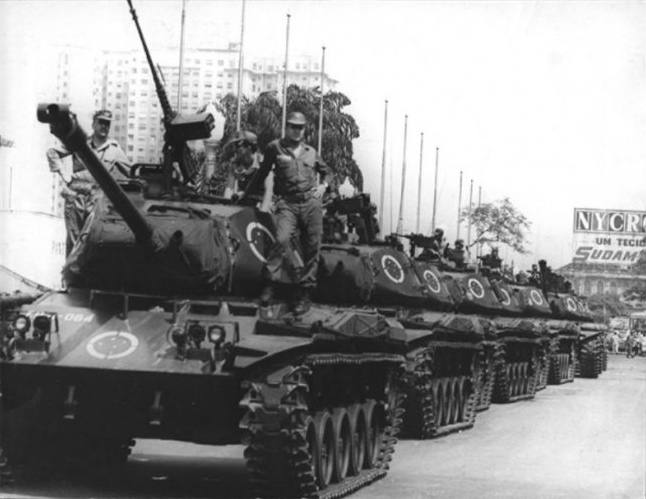 Tanques ocupam a Avenida Presidente Vargas, no Rio de Janeiro, em abril de 1968
