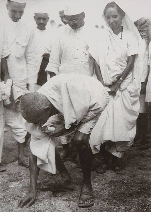 Gandhi em Dandi, ao fim da Marcha do Sal, em abril de 1930