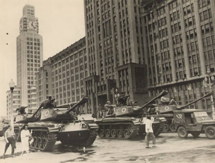 Tropas e tanques nas ruas do Rio de Janeiro durante o golpe de 1964
