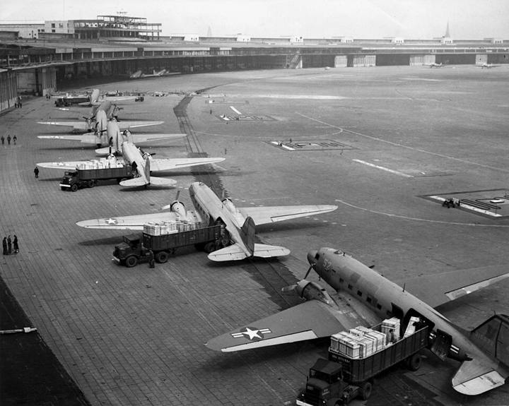 Aviões C-47 no aeroporto de Tempelhof durante a ponte aérea para Berlim (1948)