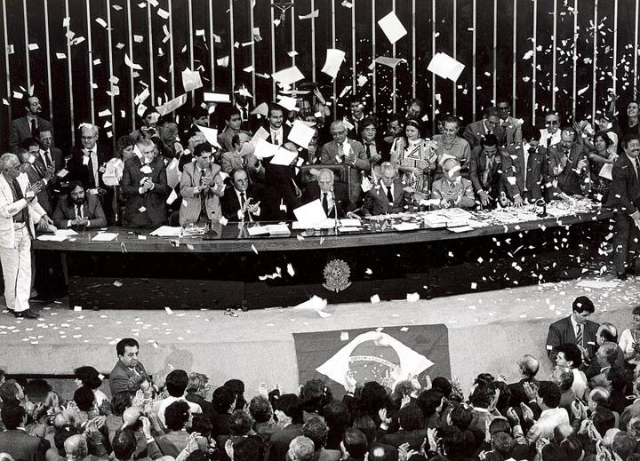 Sessão de promulgação da Constituição, no Congresso Nacional, em 5 de outubro de 1988