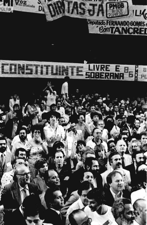Comício das Diretas Já com faixas pedindo eleições diretas e uma Constituinte
