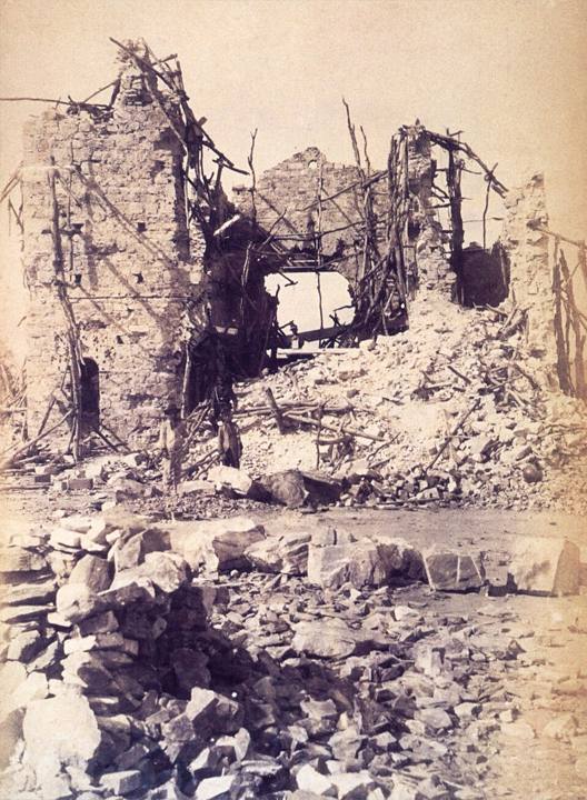 Ruínas da igreja de Canudos após a destruição do arraial (1897)