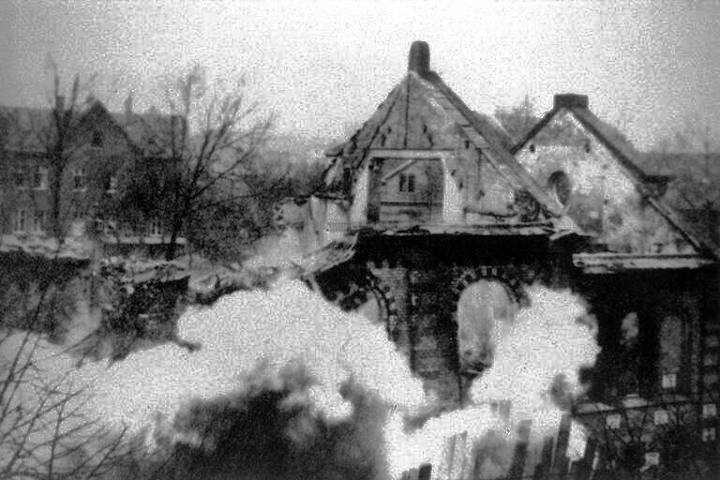 Sinagoga de Eisenach em chamas durante a 'Noite dos Cristais', novembro de 1938
